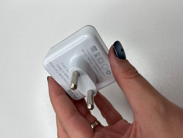 تبدیل تایمردار ۳ به ۲ محافظ برق نمای نزدیک