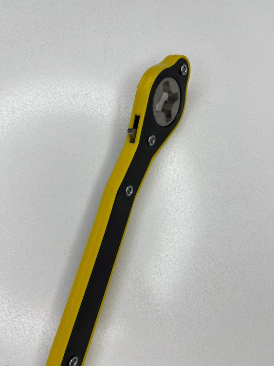 آچار جک ماشین جغجغه ای از نمای بغل