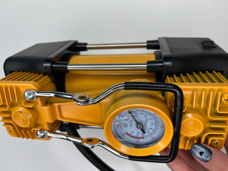 پمپ باد فندکی دیوالت ۱۲ ولت جزئیات