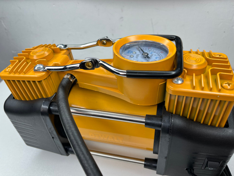 پمپ فندکی دیوالت دو سیلندر از نمای بغل