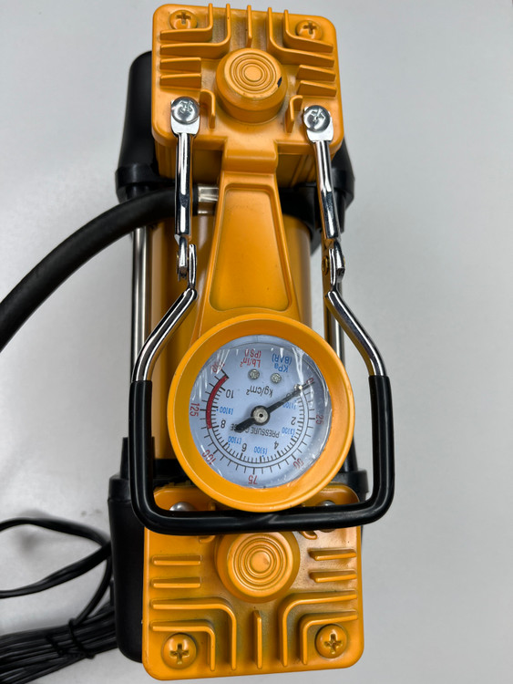 پمپ فندکی دیوالت دو سیلندر نمای بالا