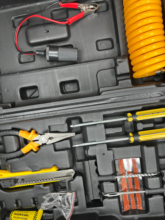 پمپ باد فندکی دیوالت ۱۲ ولت نمای بغل